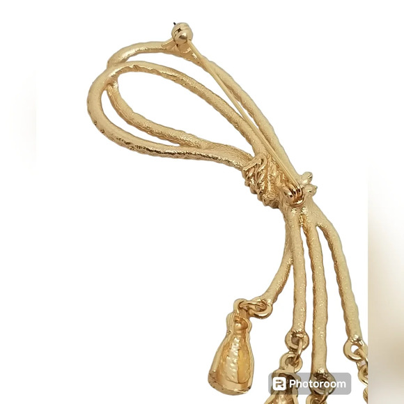 VINTAGE LARGE MATTE GOLDTONE ORNATE ROPE WITH TASSELS STATEMENT BROOCH - Picture 5 of 5